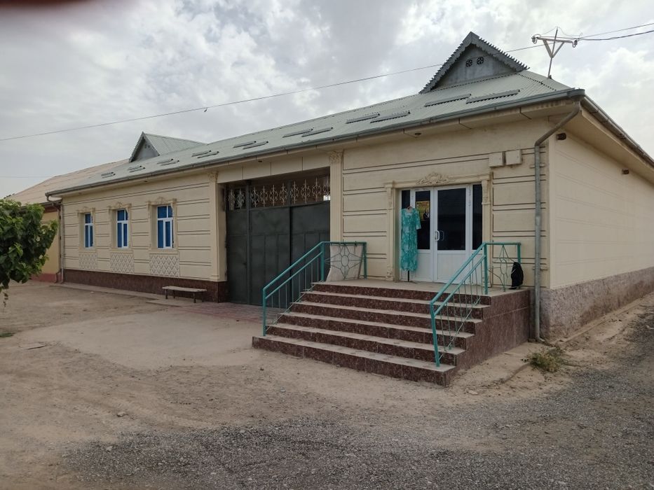 Ховли сотилади 8хона 9 соток хамма шароити бор 100000 ками бор