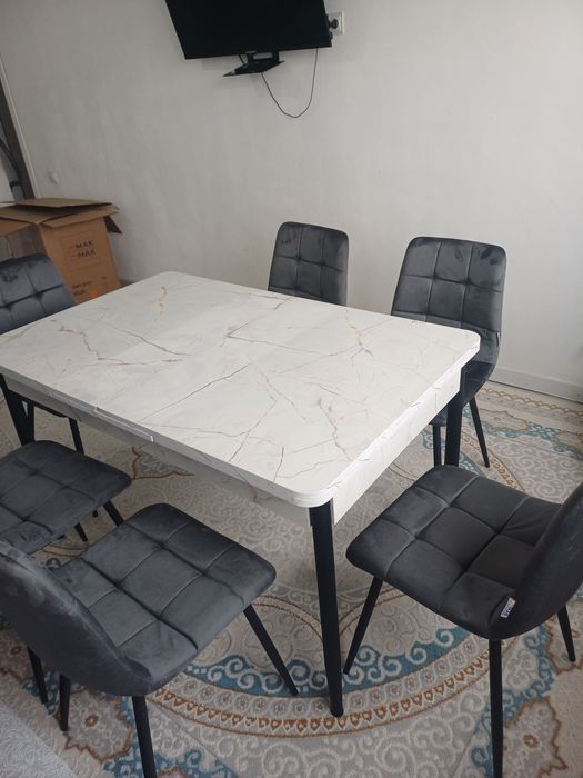 Стол и стулья, новая