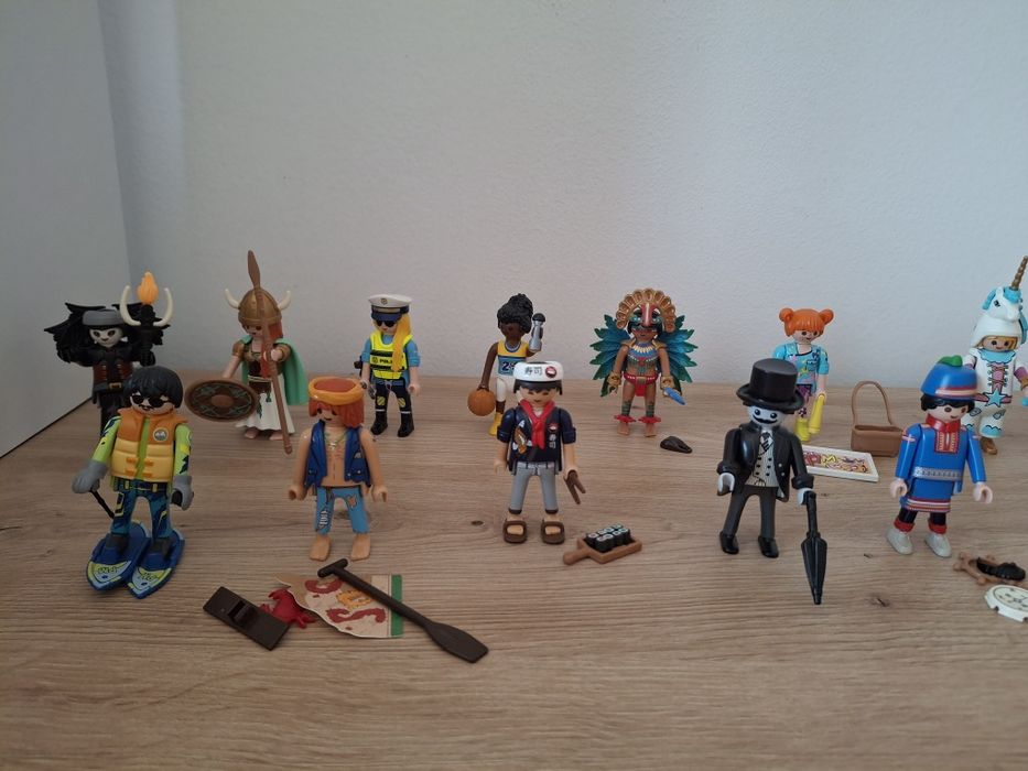 Vand lot cu 20 figurine Playmobil seria 25