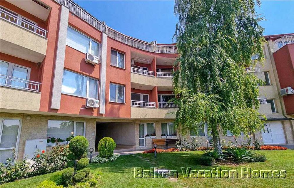 Просторен двустаен апартамент с тераса и басейн в Галата, Варна