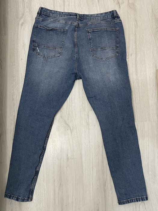 !! Blugi Bershka cu rupturi moderne !!