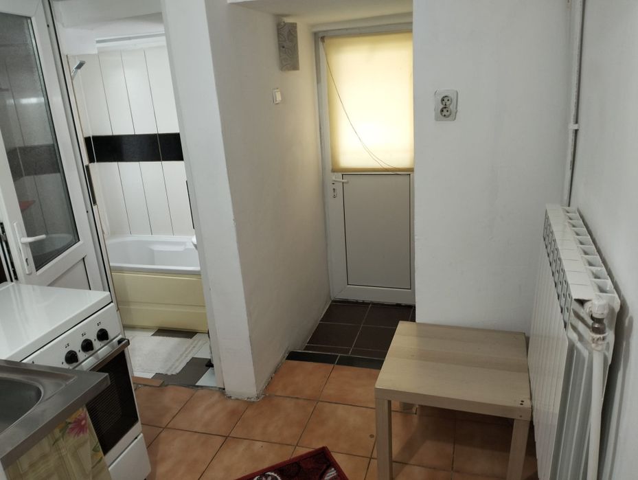 Închiriez Garsoniera la curte