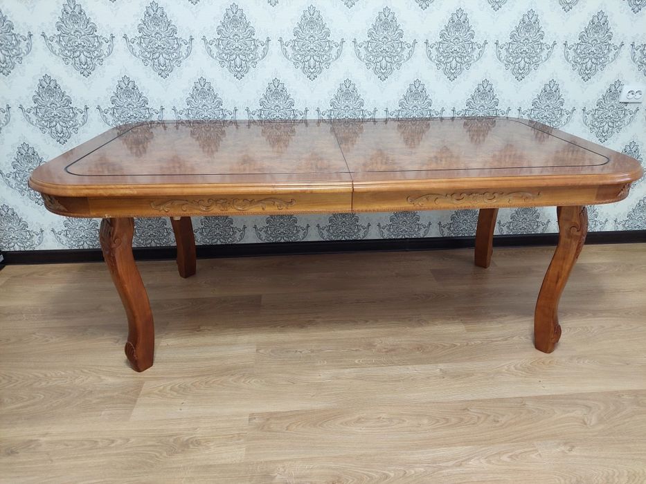 Продам гостинный стол