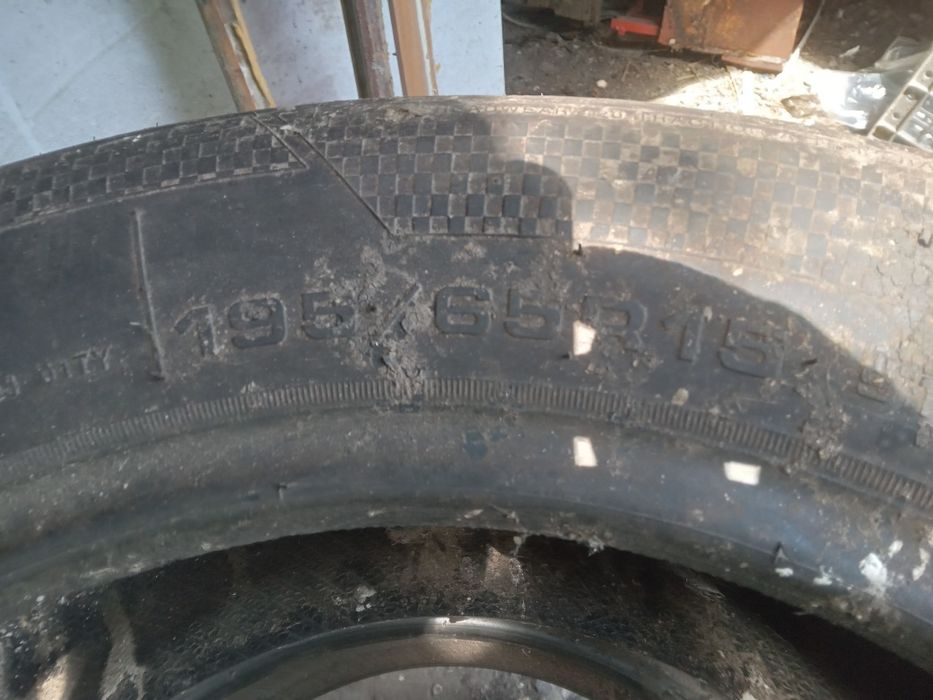 Продам 2 покрышки.