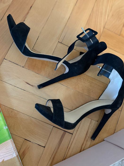 Сандали с висок ток