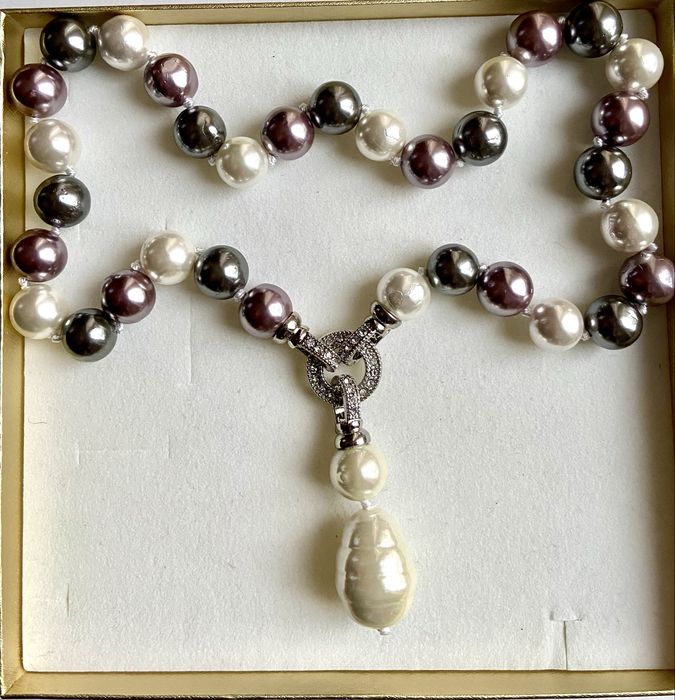 Colier din perle cu inchizatoare de metal