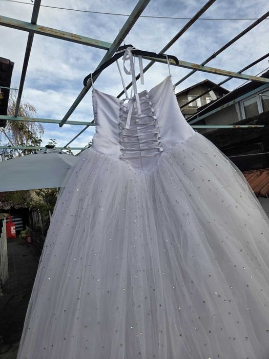 Булчинска Рокля с Воал и Обувки Към Нея