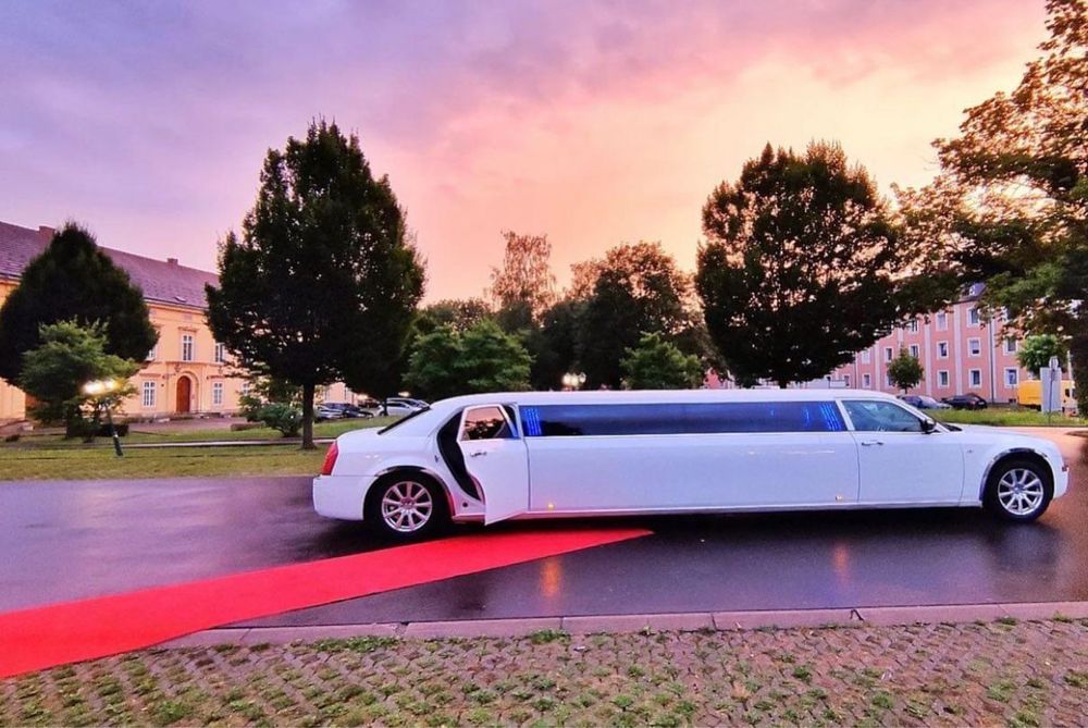 Inchiriere Limuzine de epoca / limuzina de inchiriat Hummer nunta