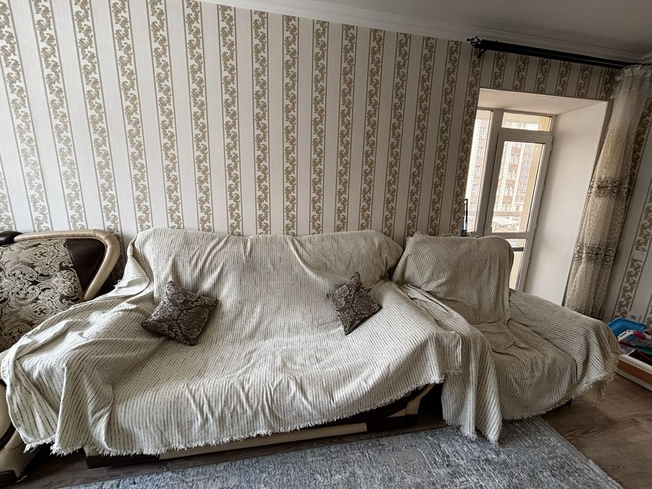 Продам диван с двумя креслами