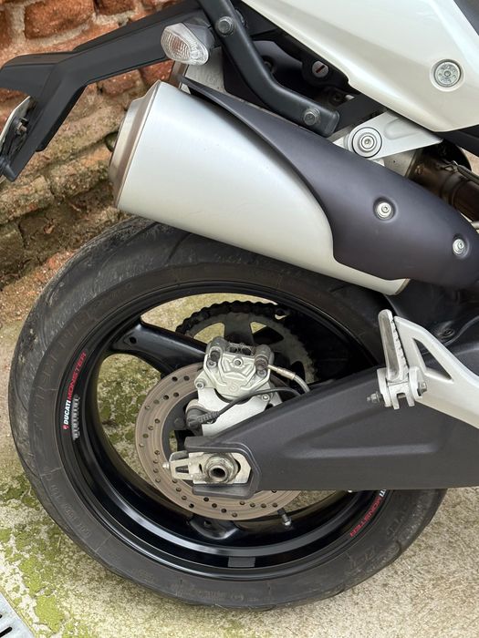 Продавам DUCATI Monster 696 ,  2009 година.  Тел: +359888370330 . Цена 3200€