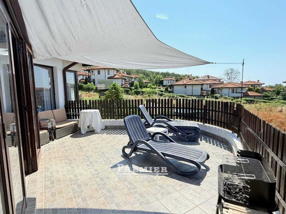 Двуетажна самостоятелна къща