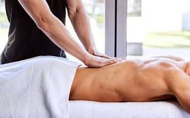 Bărbat fac masaj la domiciliul clientului