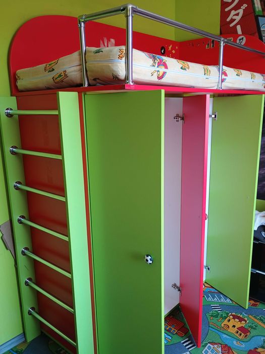 Pat copil etajat, cu dulap