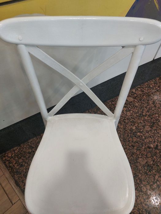 Продам стулья 8 штук,пластиковые