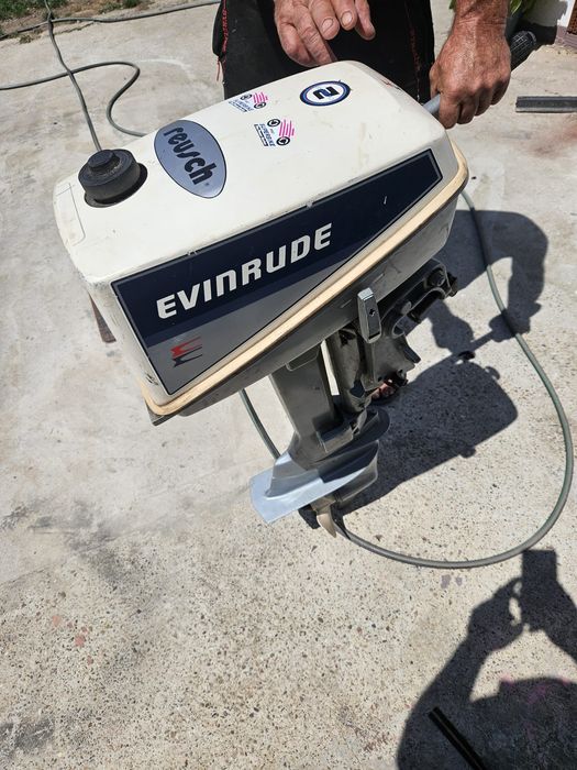 Barca cu motor evinrude
