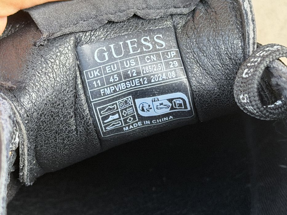 Продавам чисто нови кецове на Guess 45 номер