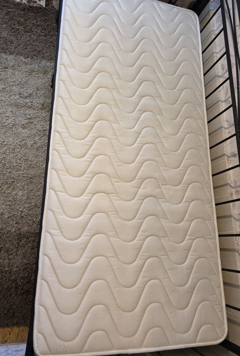 Метално легло с матрак