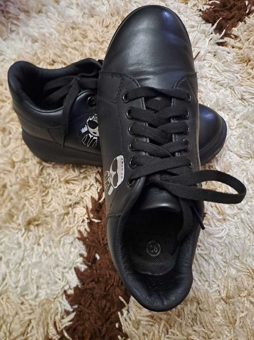 Черни спортни обувки