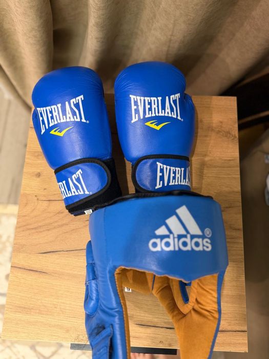 Боксерские перчатки и шлем