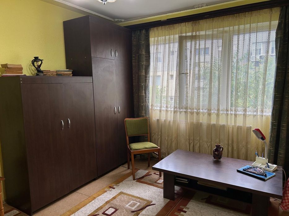 Apartament cu 2 camere nedecomandat,zona micro 11.Pret 35.000 euro. Detalii la tel. 0730745723