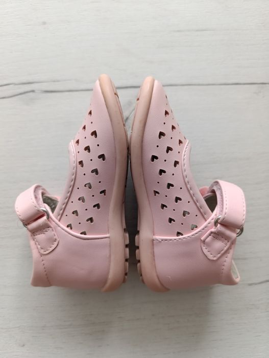 Детски розови обувки