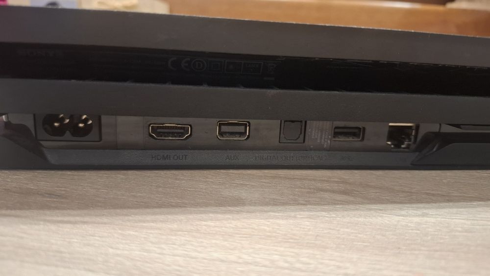PlayStation 4 PRO 1TB +Два джойстика