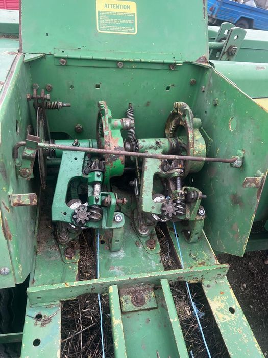 Presă John Deere și Remorcă