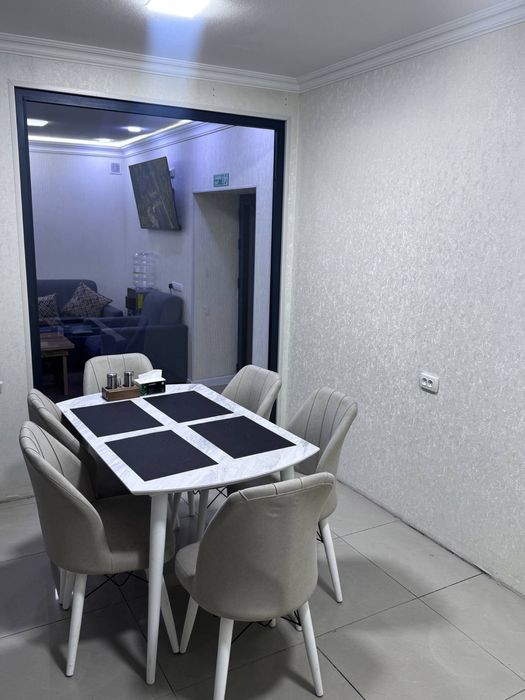 Обеденный стол со стульями - крепкий, современный, недорого