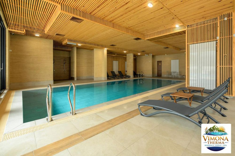 Луксозун Апартамент  за нощувки частен комплекс с два минерални басейни. Апартамента е с две спални и две огромни тераси и голям хол  96кв.м