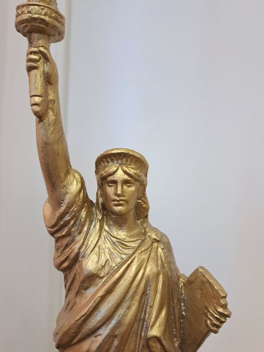 Satuia Libertatii, bronz cu marmura, 800 lei