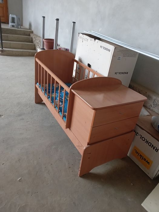 Bolajon kravatchasi 2ta tortmasi bilan