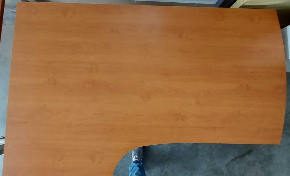 Офис бюро и етажерка за книги