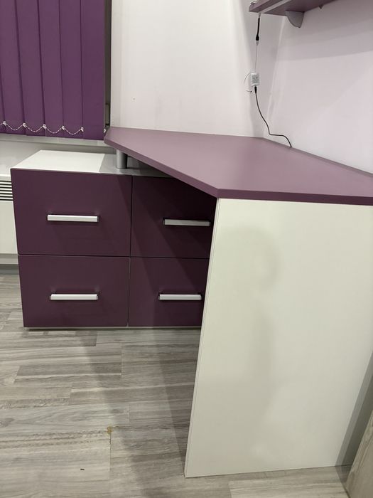 Бюро ъглово бяло и пепел от рози