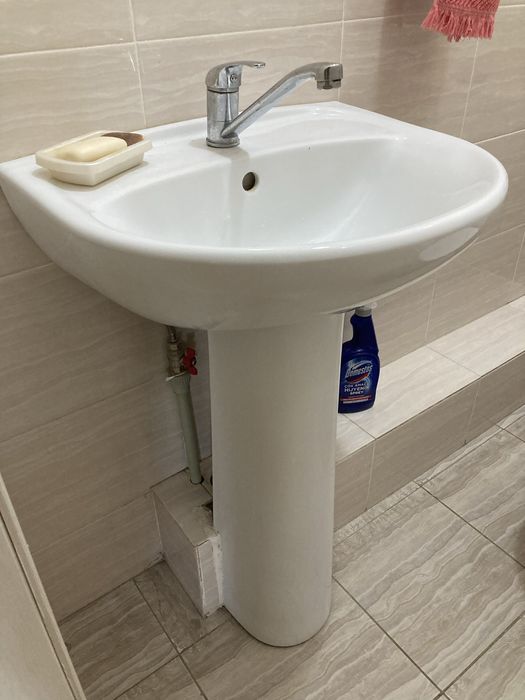 Продам раковину с краном