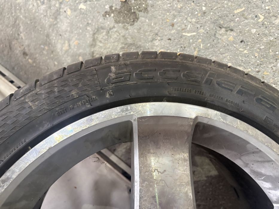 Accelera (особено в размер 245/45 R18 XL от мерцедес