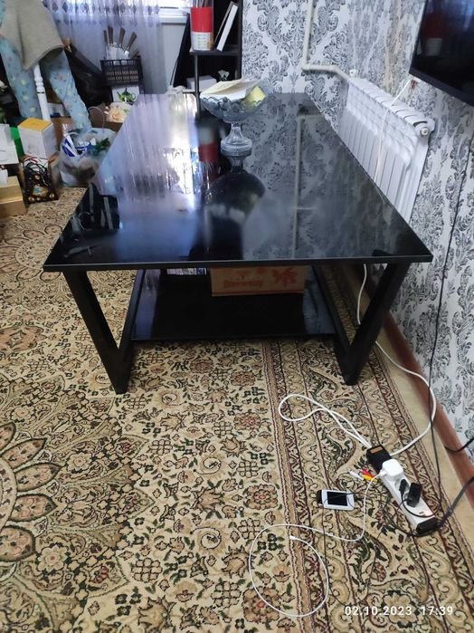 Мебель стол для зала в хорошем состоянии