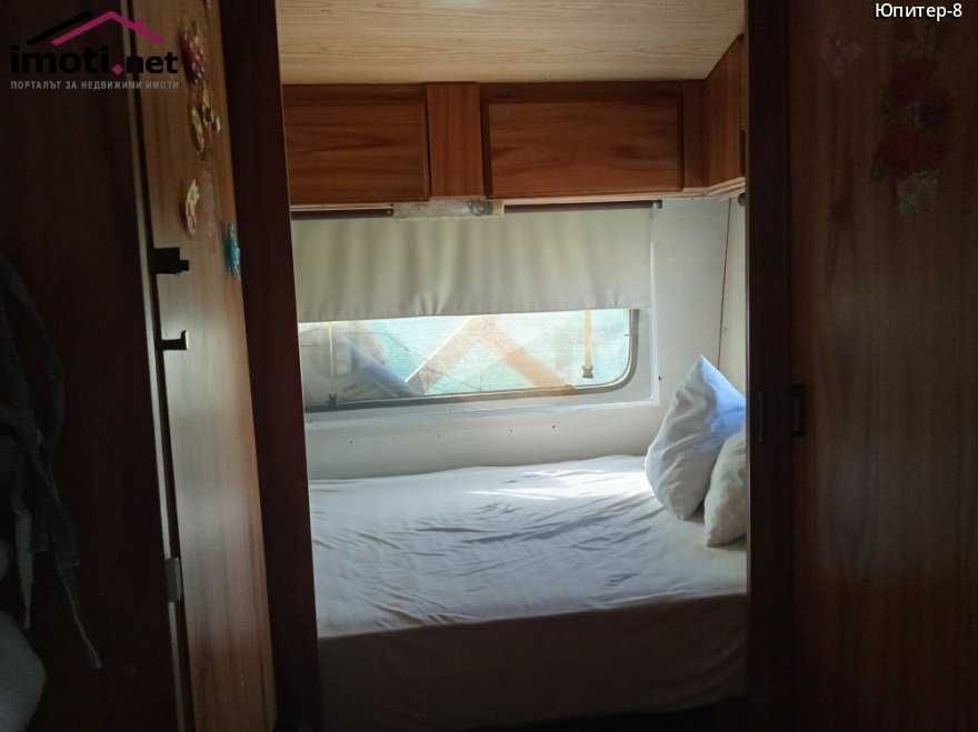 Продавам обз. каравана с веранда до плаж в Кариани. 8000 евро.