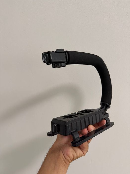 Бу қурилманинг умумий номи:
Camera Stabilizer Rig — камера стабилизато