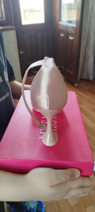 Продам атлосовую босоножку