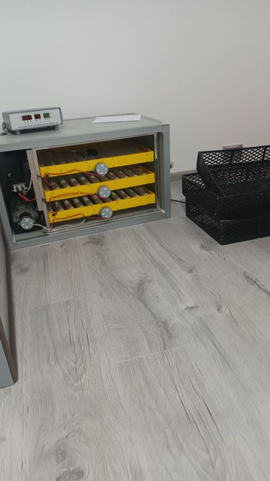Incubator profesional 180 oua