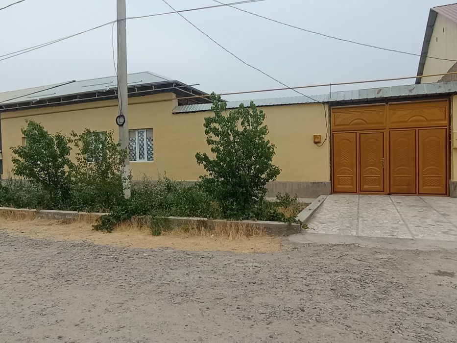 Uchastka sotiladi 6sotix+4sotix bogʻi ( yoʻl yuzida)Navoiyda