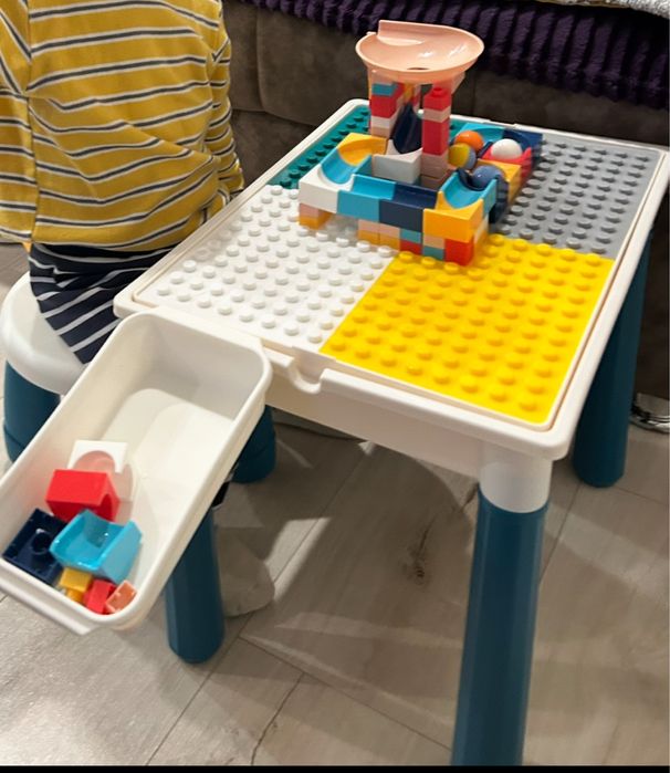 Столик 2 в1 и игрушки