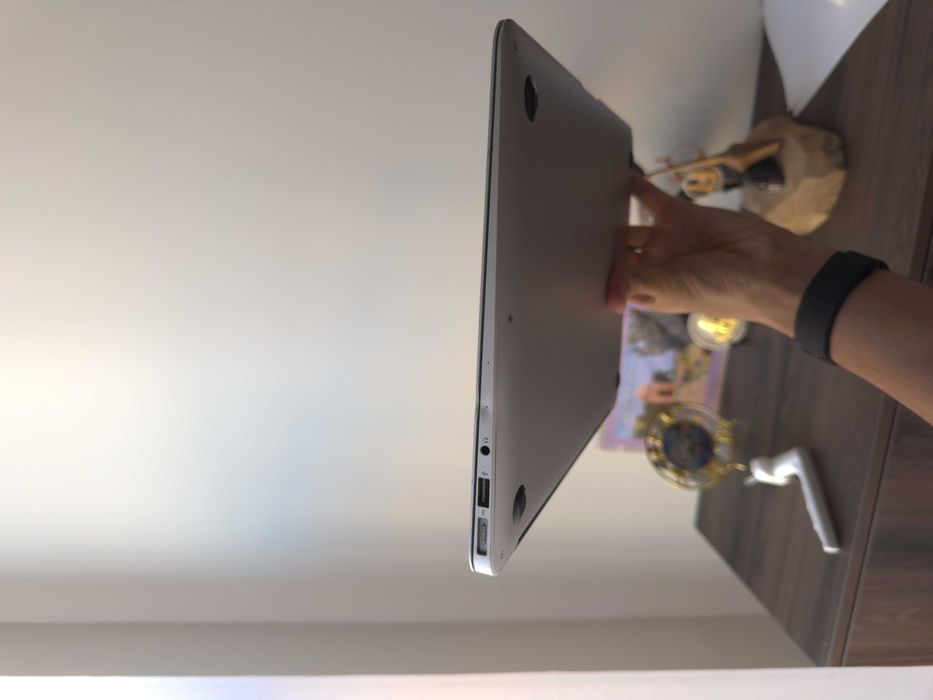 MacBook Air 13” 2015 | i5 | 8GB | SSD 128GB