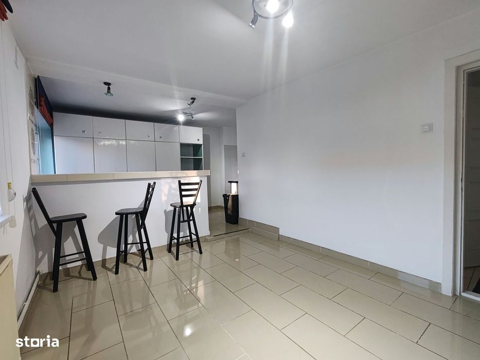 Casă 8 camere, curte generoasă
