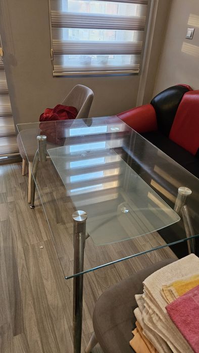 Продавам стъклена трапезна маса