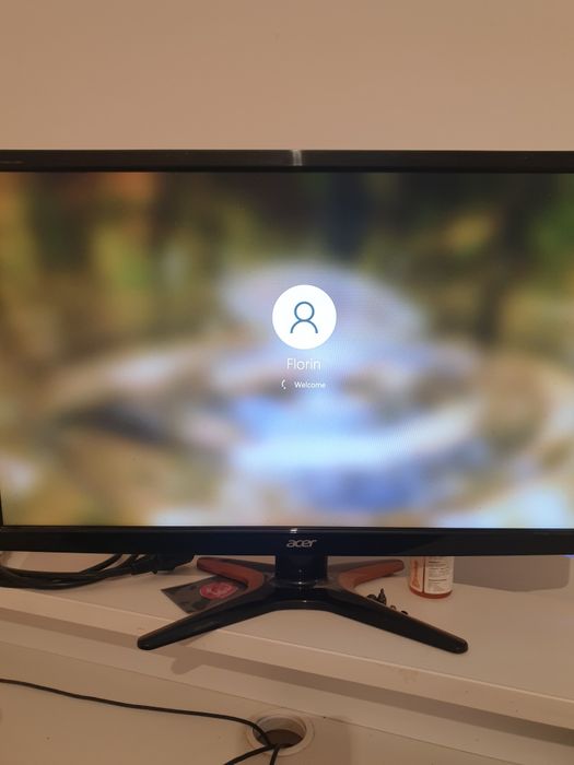 Vand pc low gaming sau pe piese