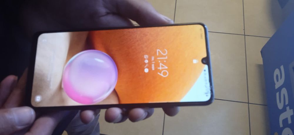 Продам телефон срочно