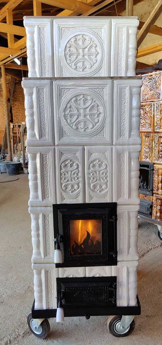 Soba alba de teracota tip turn cu usa cu geam