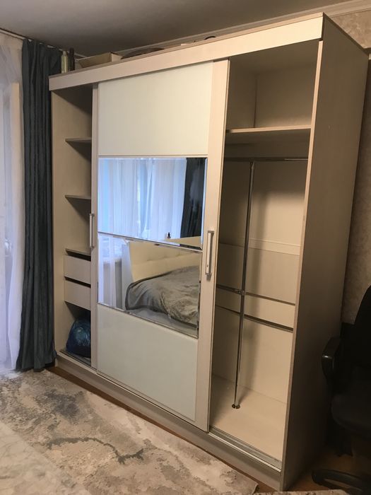 Продам шкаф купе для вещей есть торг