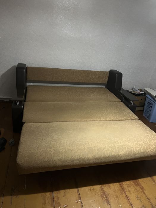 Продам диван  срочно